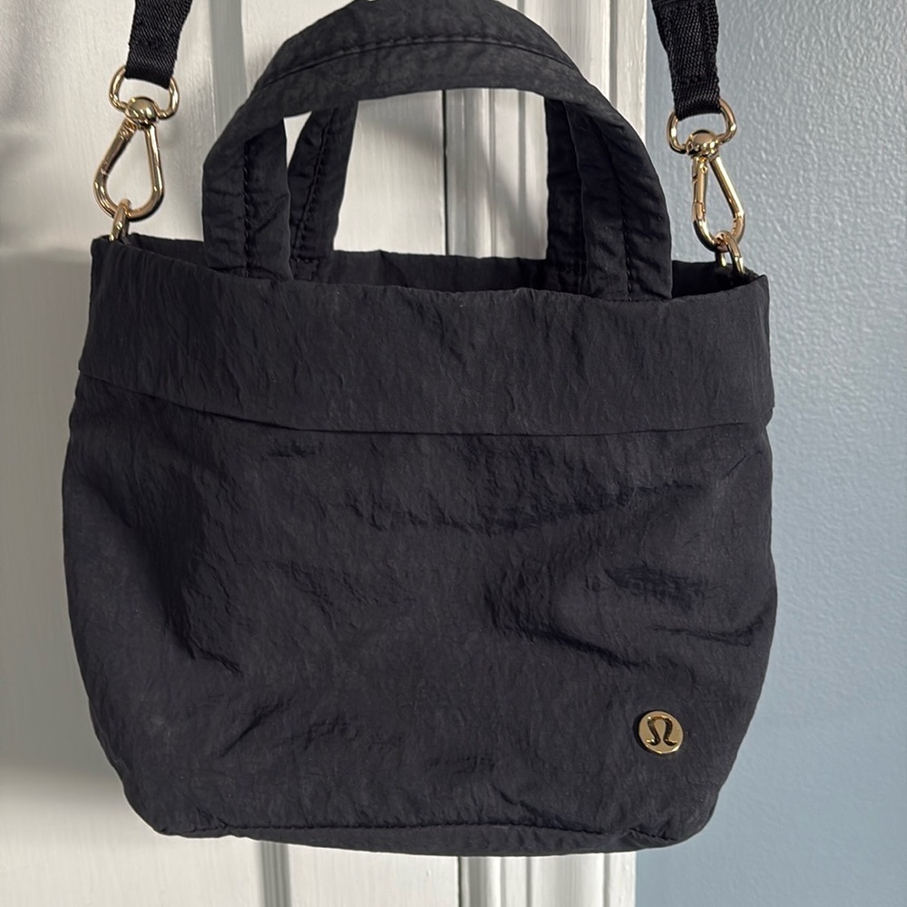 Lululemon Handbag, Used but Good Condition,adjustable shoulder strap and handles